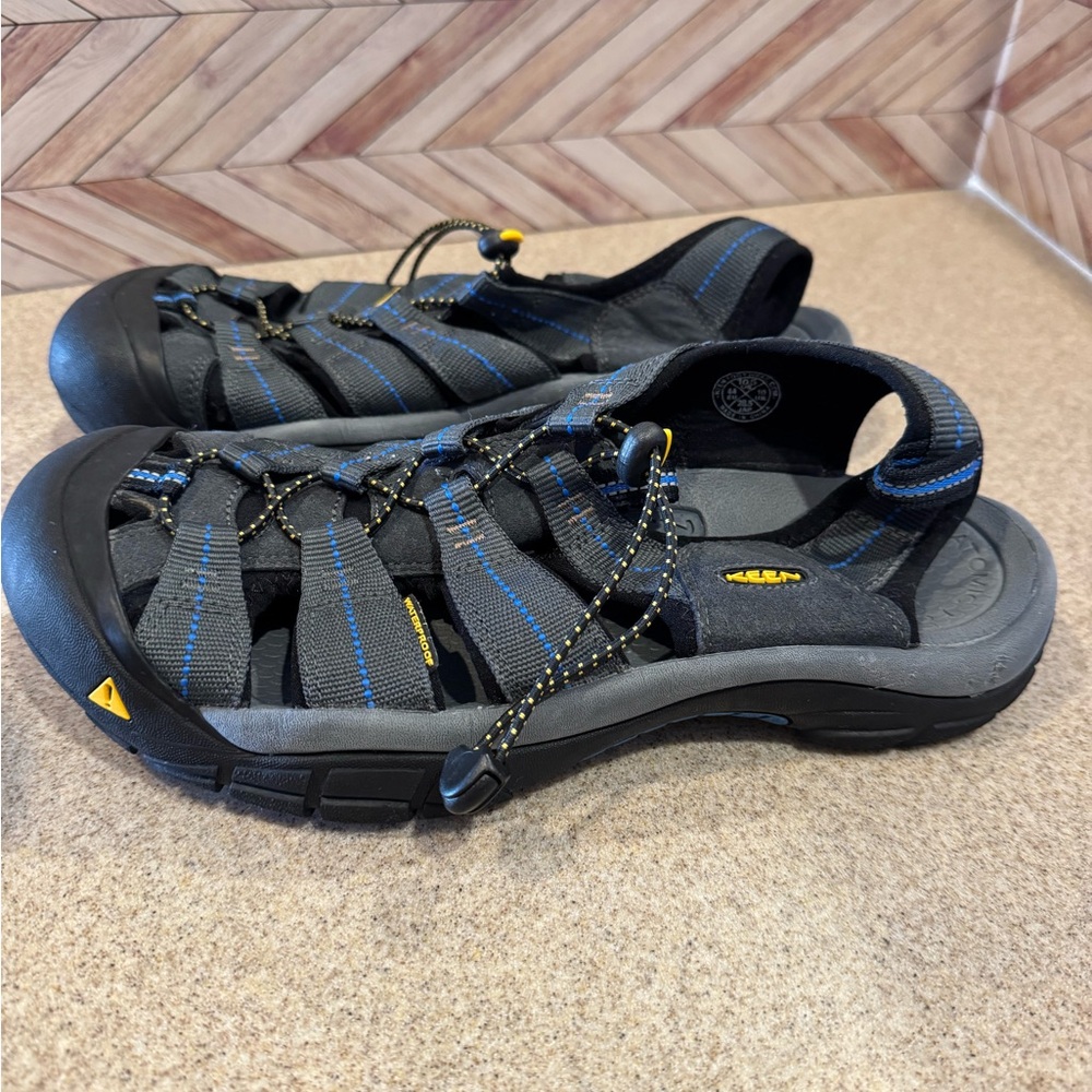 Mens 10.5 Keen sandals wTerproof. Gray